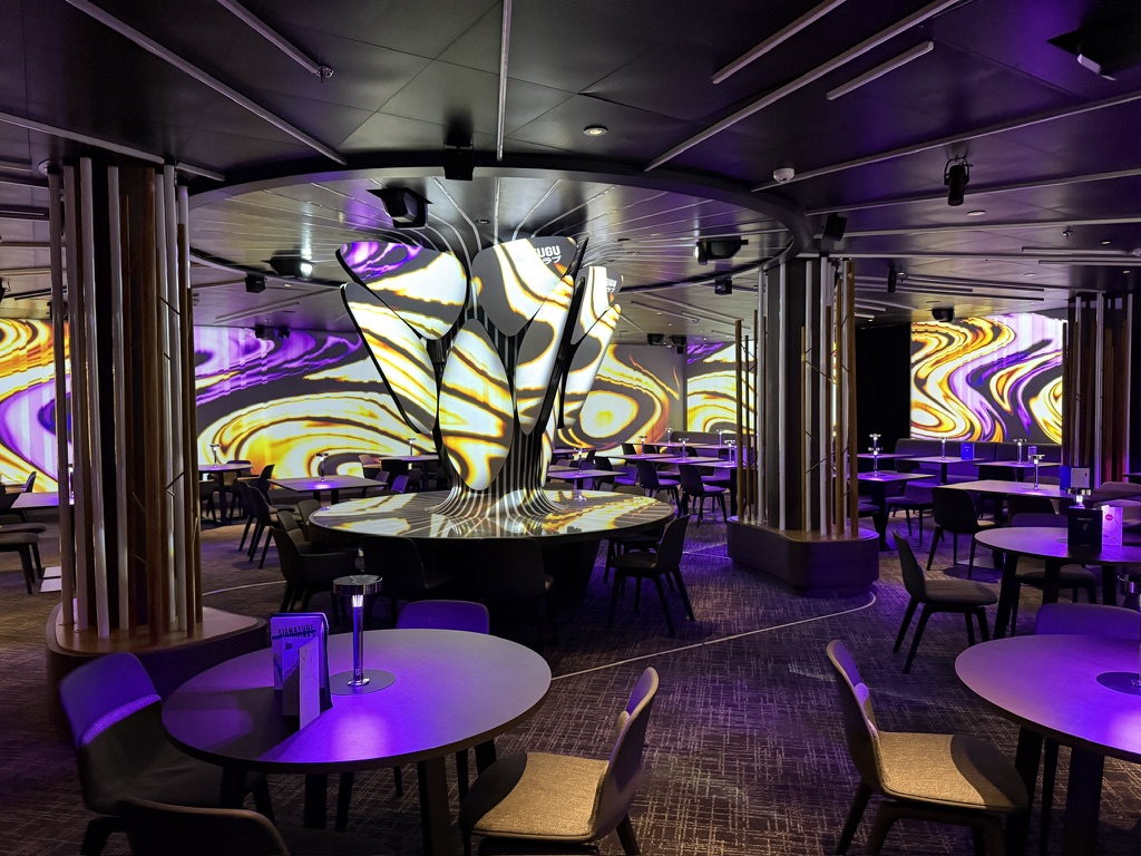 Gastraum des Fugu by Tim Raue auf der Mein Schiff Relax mit farbigen Projektionen