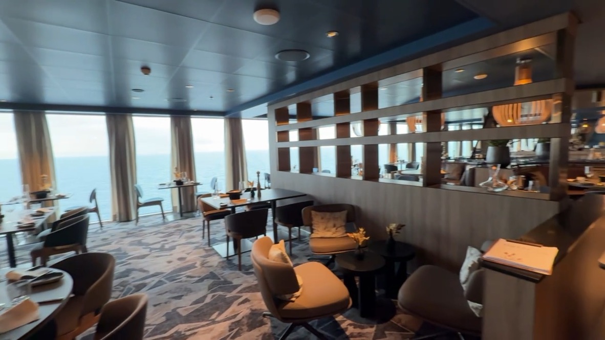 Gastraum des Høfde auf der Mein Schiff Relax mit Blick zum Meer