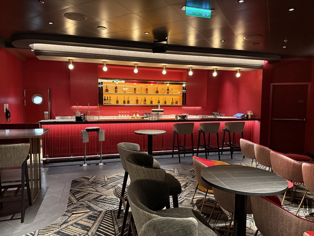 Roter Bartresen mit Sitzplätzen im La Cage auf der Mein Schiff Relax