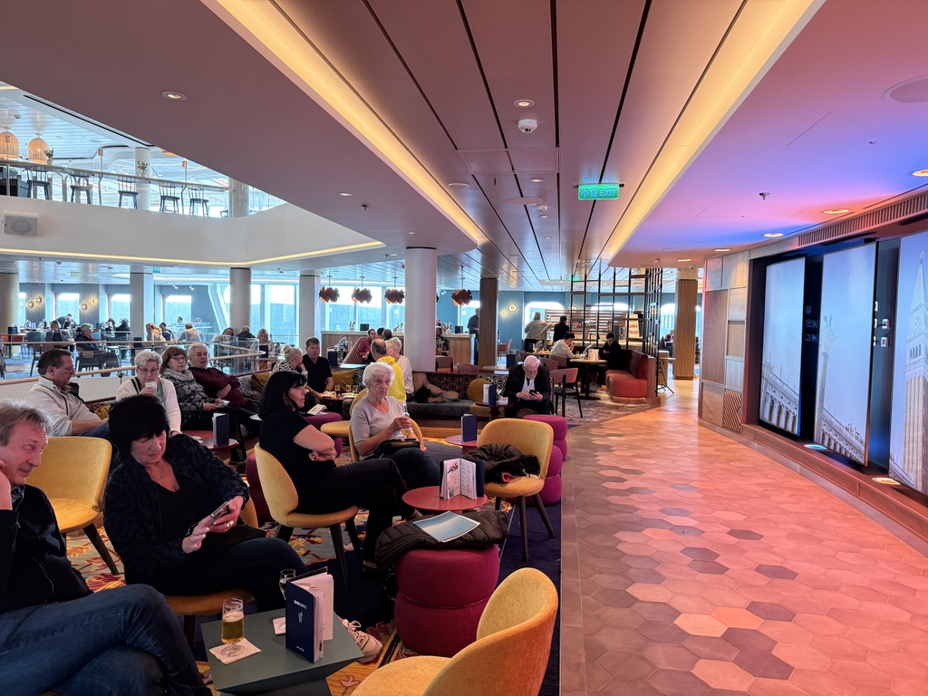Sitzplätze der Mein Schiff Bar im Atrium der Mein Schiff Relax
