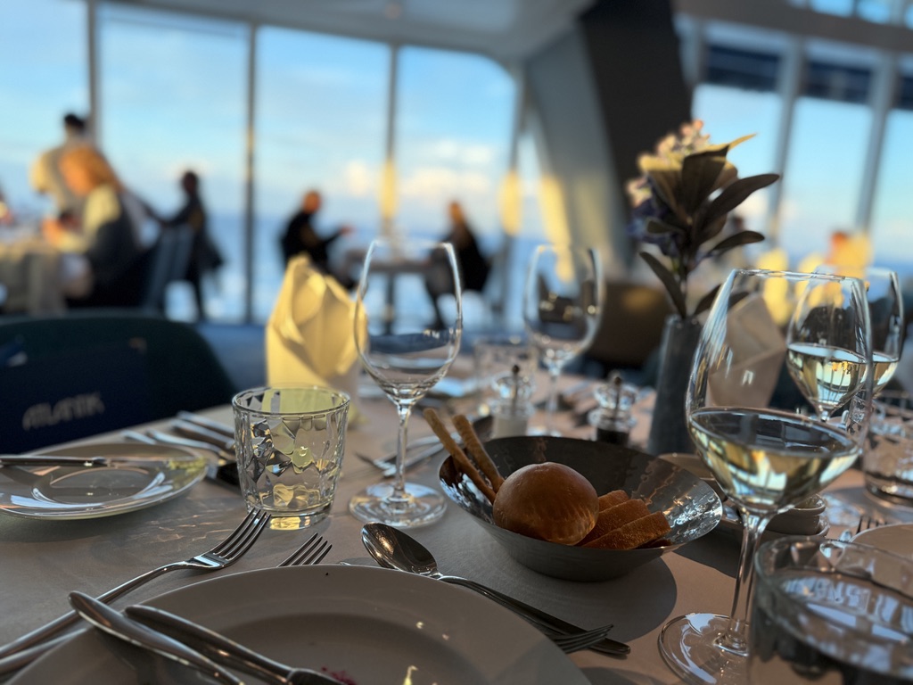 Gedeckter Tisch im Atlantik auf der Mein Schiff Relax im Abendlicht