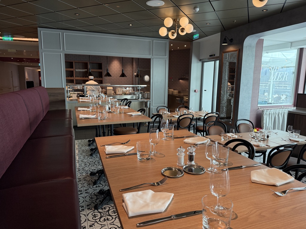 Tische und Sitzbänke im Sur Mer Bistrot auf der Mein Schiff Relax