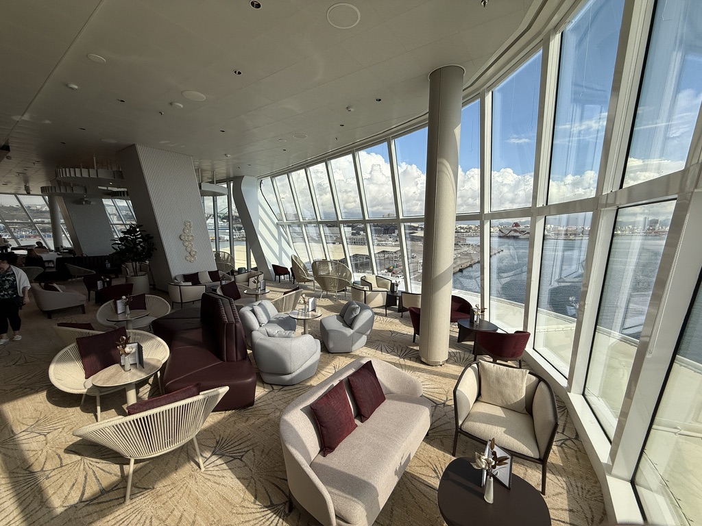 Loungebereich mit großen Panoramafenstern im X-Bereich der Mein Schiff Relax